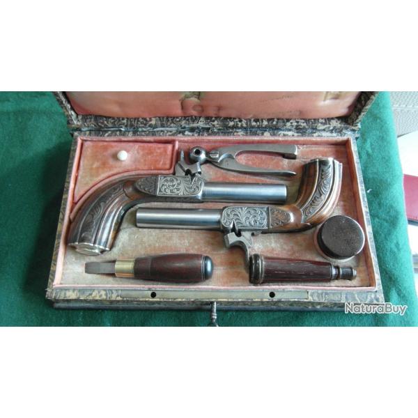 Joli coffret/livre d'une paire de pistolets de poche  percussion 19