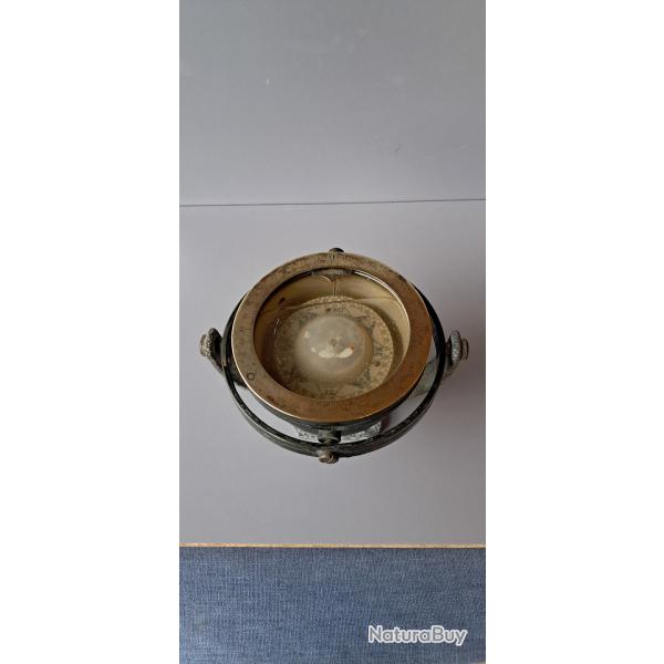 14/18 - Boussole ou compas - VION Aronautique Paris - fond noir et indications phosphorescentes