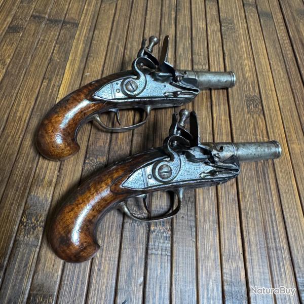 JOLIE PAIRE DE PISTOLETS DE GOUSSET LUXE A SILEX SIGNE A L'OR PAUFILE A PARIS VERS 1700 FRANCE