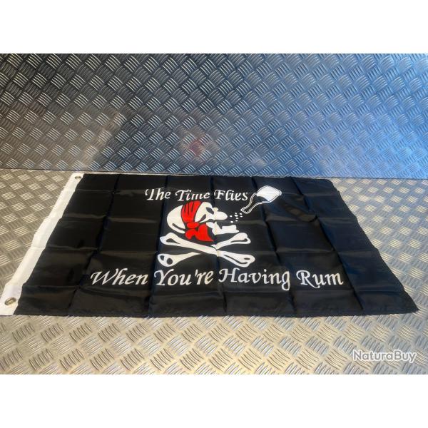 drapeau pirate rhum 90 x 60 cm ca vole quand on boit du rhum 100% polyester oeillets metalliques