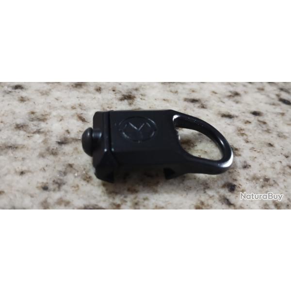 Attache sangle tactique