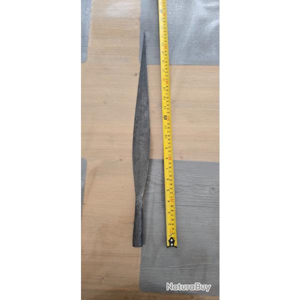 Tr�s balle et ancienne t�te de lance africaine (fer forg� grav�)