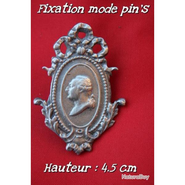 Insigne Louis 16   4a.