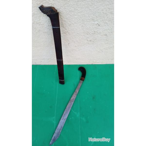 MACHETTE  DE CHASSE  PARANG  OU  GOLOK   .  ACIER DE  QUALITE  . FOURREAU  BOIS  . BELLE  POIGNEE  .