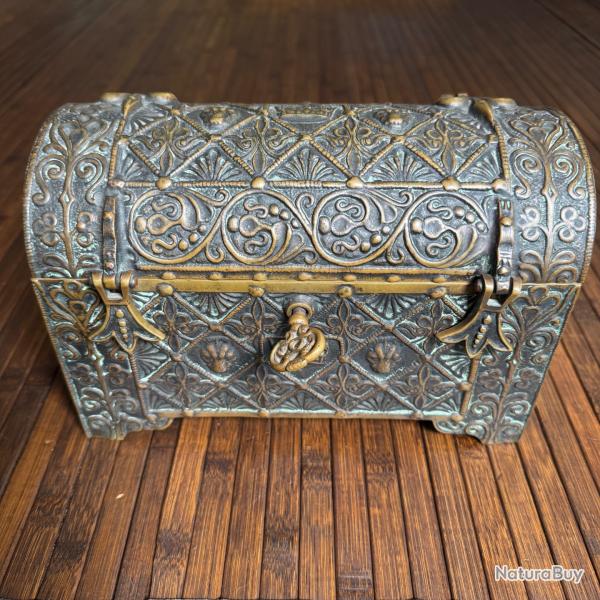 BEAU COFFRE EN BRONZE A FLEUR DE LYS DE STYLE XV �me SI�CLE VERS L'AN 1480 PAR MAX LE VERRIER 4,3 KG