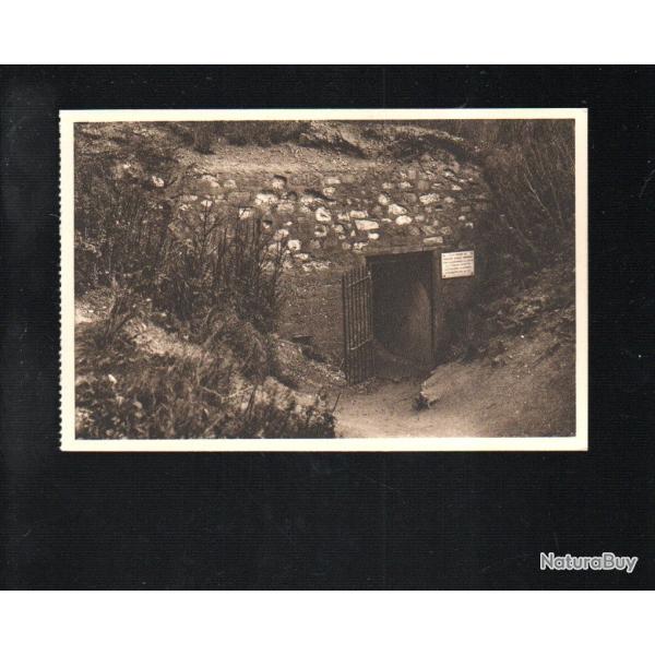 fort de vaux la porte d'entr�e des visiteurs et la plaque comm�morant la mort du capitaine tabourot