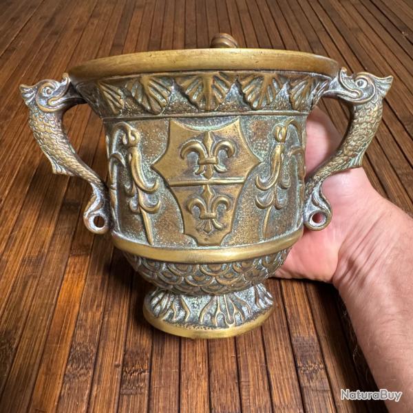 BRONZE GRAND MORTIER DE STYLE XV EME SI�CLE A FLEURS DE LYS AVEC PILON SIGN� MAX LE VERRIER 2KG