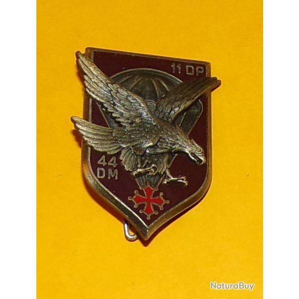 INSIGNE PARACHUTISTE : 11� Division Parachutiste - 44 D.M, avec sigle, fonc�, matricul� 413 ,  �cu a
