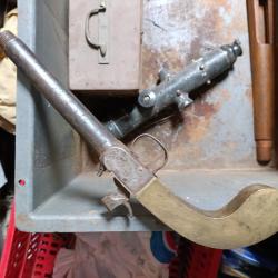 Pistolet crosse en laiton a restaurer
