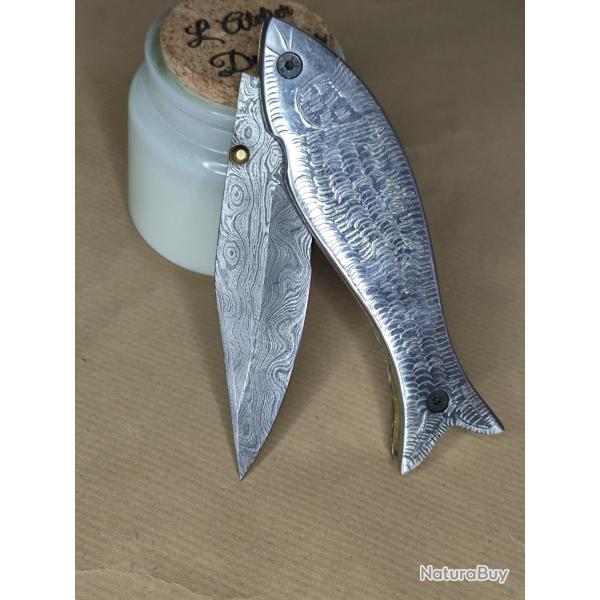 Couteau pliant poisson en damas fabrication artisanale manche en acier effet cailles