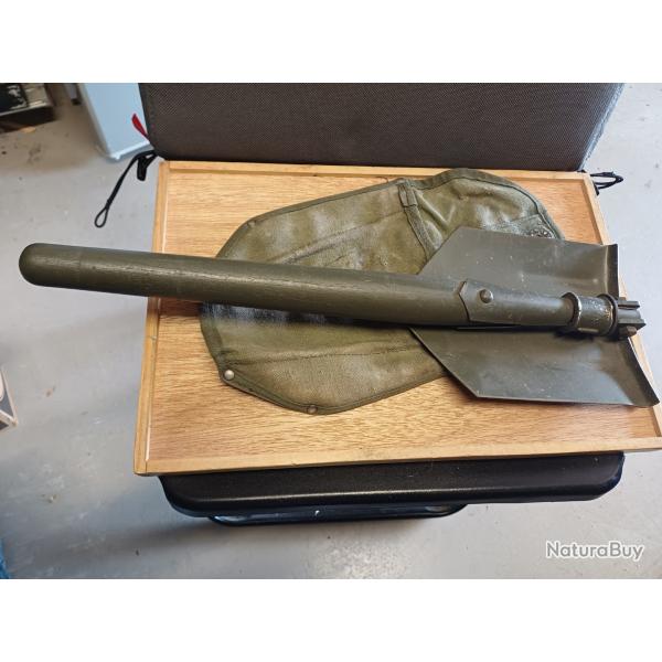 Ancienne pelle militaire type US avec sa housse - ann�es 70 / 80