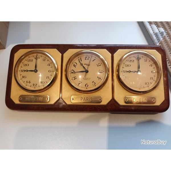 Ensemble 3 pendulettes G�BELIN dor�e sur socle bois. Tr�s bel �tat