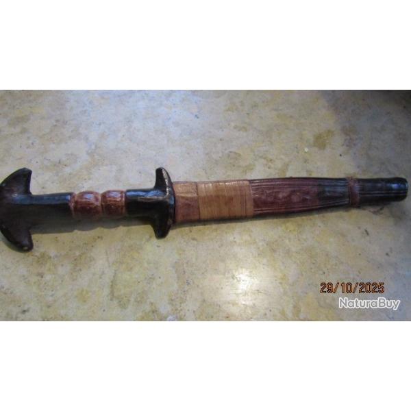 Couteau lame solide affut�e ethnique Mali Niger sud Saharien cuir antilope fin Afrique