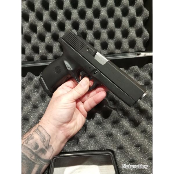 PISTOLET SMITH & WESSON SIGMA SW40F  Cal. 40SW  TBE