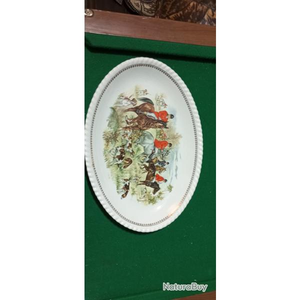 Grand plat de service � d�cor de vennerie sign�