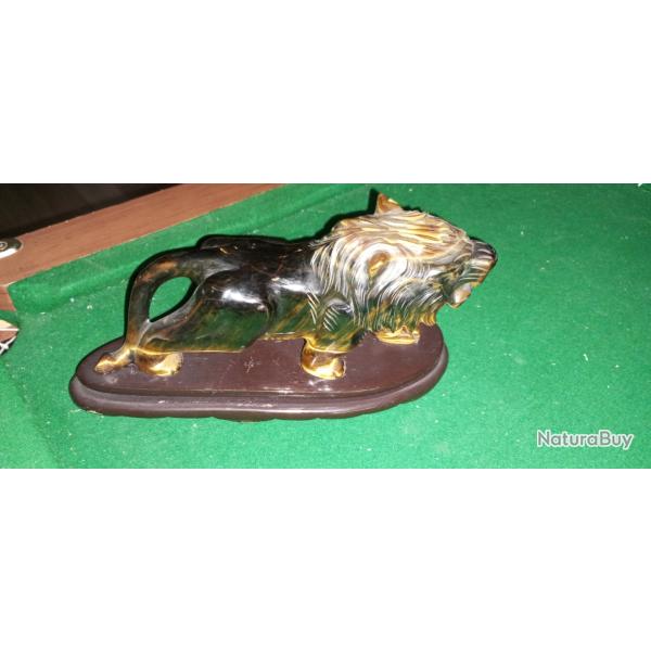 Tr�s rare sculpture de lion en oeil de tigre