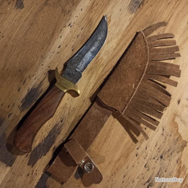 Couteau Poignard de chasse ou de v�nerie lame large et recourb�e, poign�e en bois avec �tui