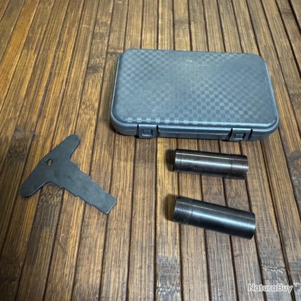 BO�TE AVEC DEUX  CHOCKES CALIBRE 20 et une clef � chockes