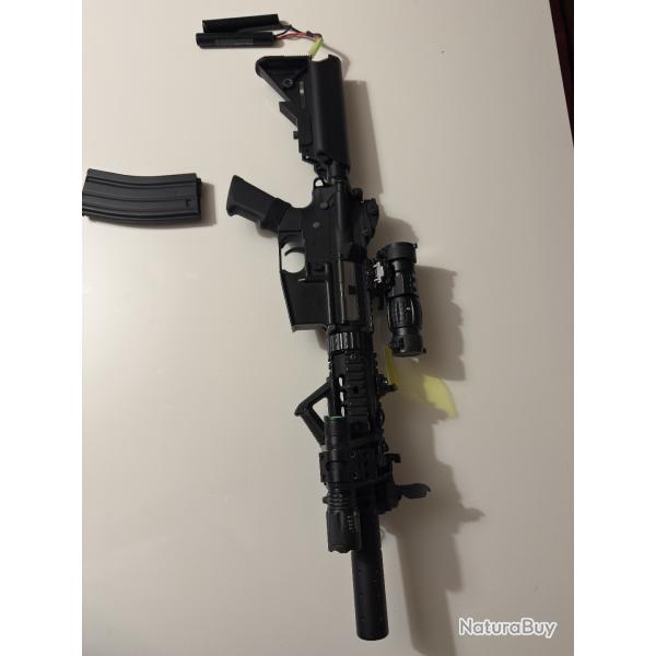 R�plique Airsoft AEG M4A1 m�tal 6 mm - lunette/PEQ/lampe - 2� batteries 9,6 V