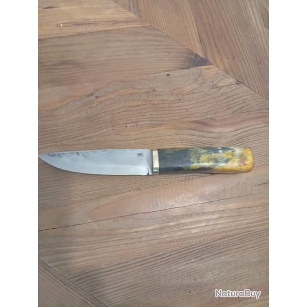 Couteau puukko, lame forg�e acier carbone XC75 manche en bois de bouleau marbr�