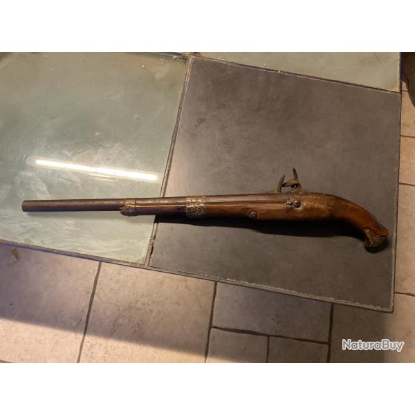 Long pistolet d'ar�on a silex canon rond et � pans