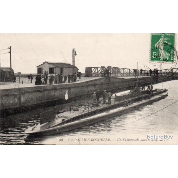 CPA - Marine de Guerre -  LA PALLICE- ROCHELLE- Un Submersible dans le Sass N�4151