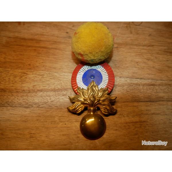 Plaque et pompon jaune de k�pi 1884