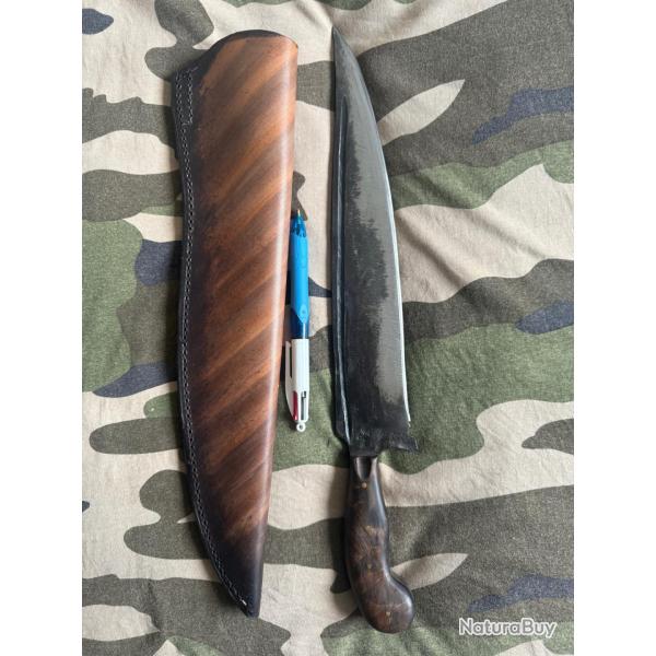 Tr�s grand couteau Bowie artisanal forg� + �tui cuir