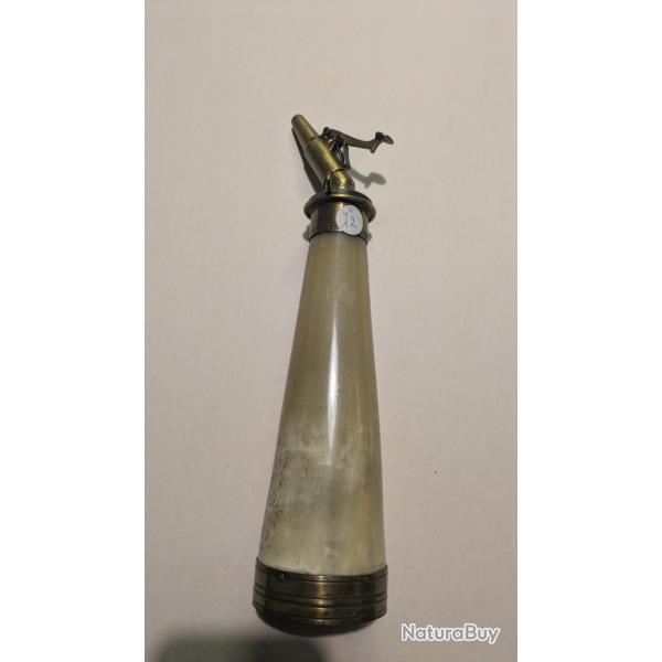 Poire � poudre en corne bec verseur