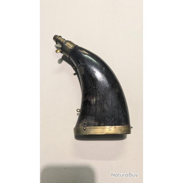 Poire � poudre en corne bec verseur doseur
