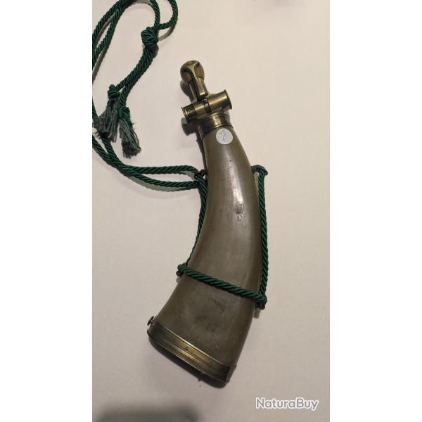 Poire � poudre en corne bec verseur doseur n�6