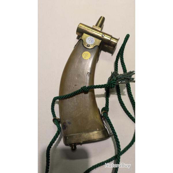Poire � poudre en corne bec verseur doseur n5