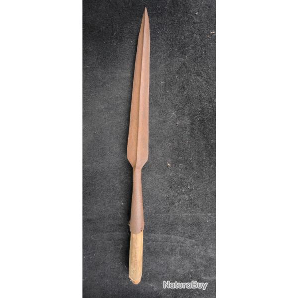 fer de pique r�volutionnaire 1792 marqu�e A (N?) et une partie originale de hampe en bois � facettes