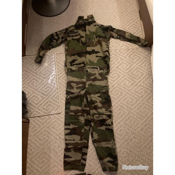 Veste taille 96m avec pantalon 42   84 couleur militaire, en super �tat comme neuve
