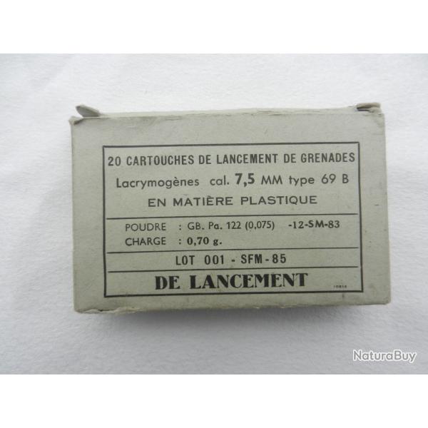 boite en carton  vide pour cartouches de grenades lacrymog�nes cal.7,5 type 69 B.