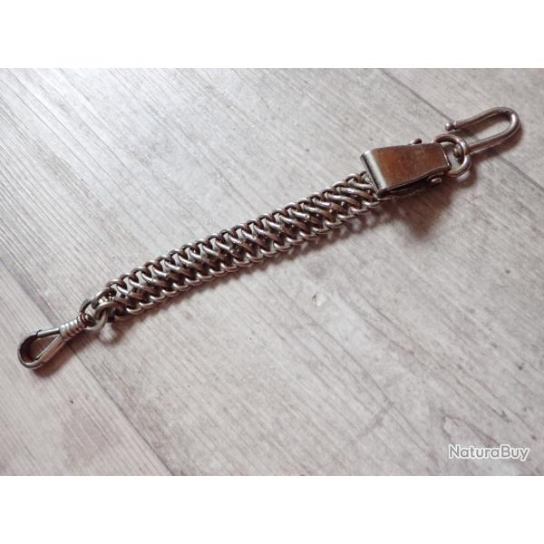 B�li�re r�glementaire en m�tal pour le port du sabre suisse.