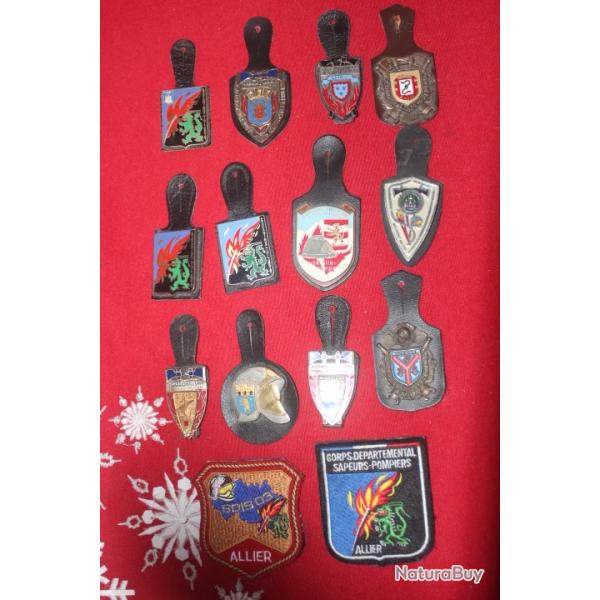 Lot 12 insignes de Sapeurs Pompiers  et 2 �cussons