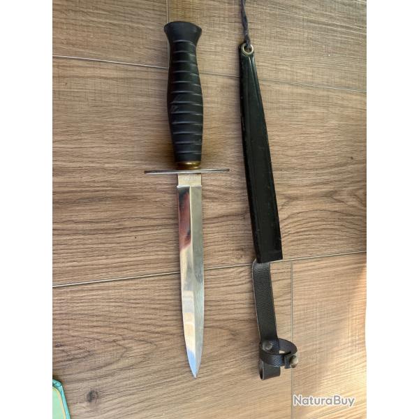 Couteau / poignard de combat sp�cial b�ret rouge