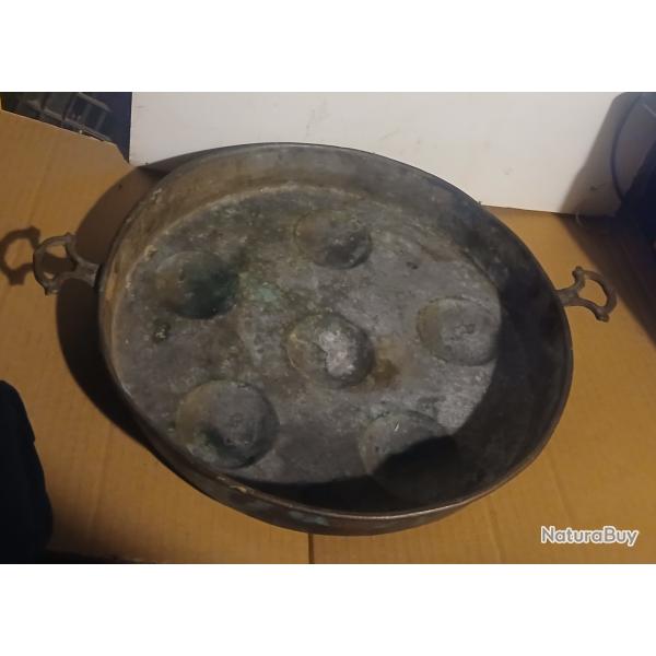 ANCIEN PLAT  EN CUIVRE � CUIRE OEUFS, MOULE,G�TEAUX, ESCARGOTS,PATATES....