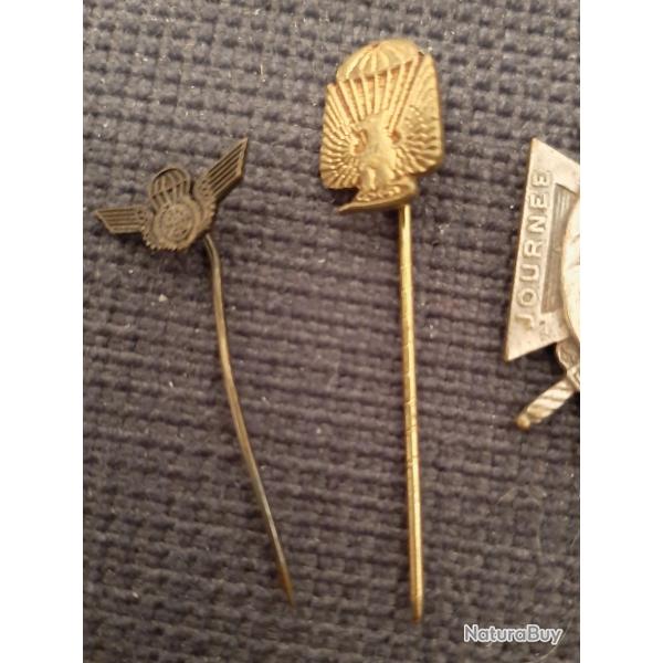 Deux minuscules insignes �pinglettes parachutistes troupes a�roport�es anciennes