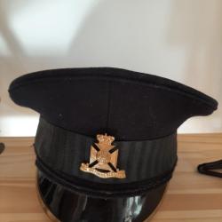 Casquette militaire britannique &agrave; d&eacute;terminer. Belle pr&eacute;sentation. Avec insigne.