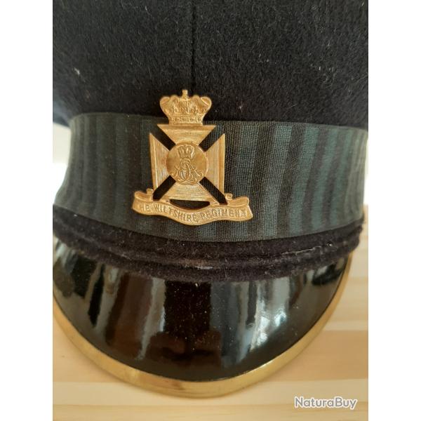 Casquette militaire britannique  dterminer. Belle prsentation. Avec insigne.