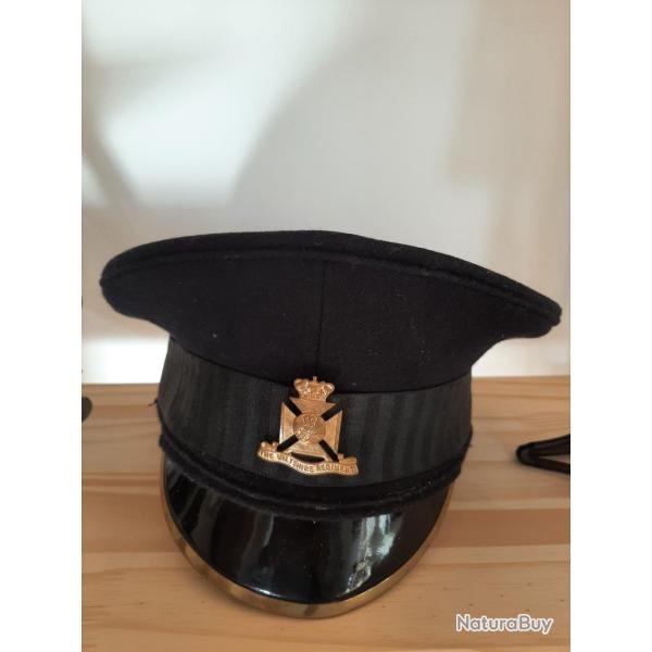 Casquette militaire britannique � d�terminer. Belle pr�sentation. Avec insigne.