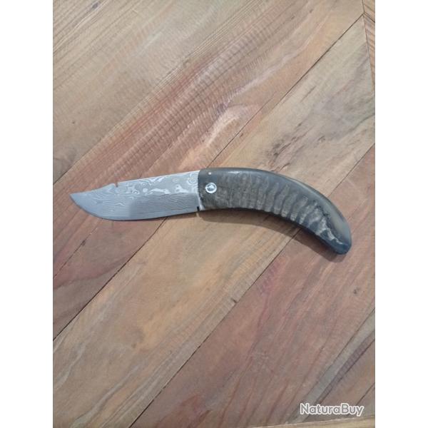 Couteau pliant deux clous forg� en acier damas et b�lier