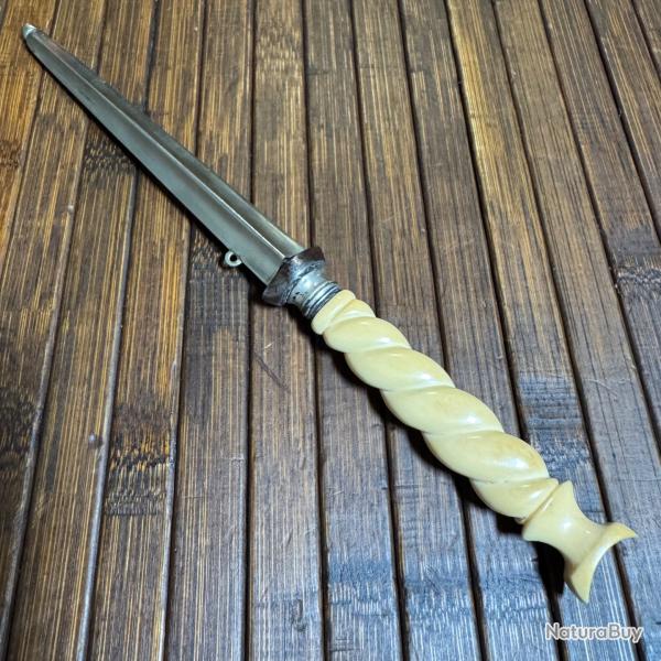DAGUE DE D�FENSE CHATELLERAULT DU XlX �ME SI�CLE MANCHE EN IVOIRE TORSAD�E