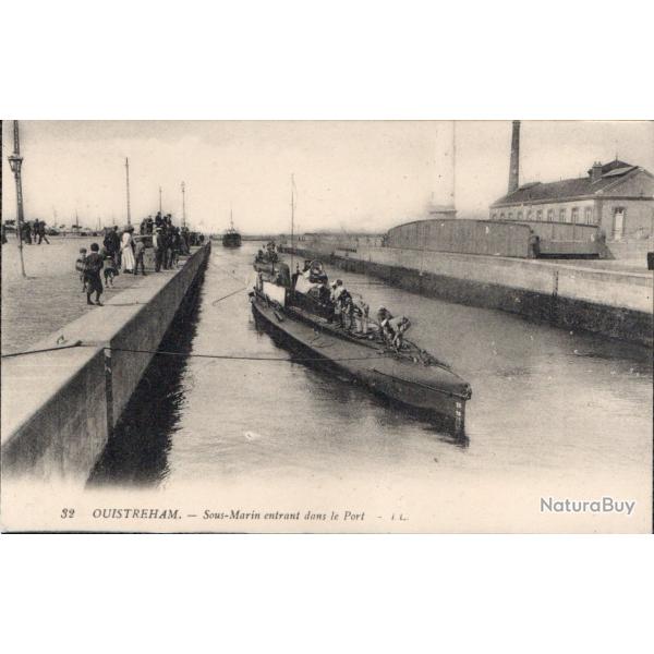 CPA - Marine de Guerre -  OUISTREHAM-Sous - Marin  entrant dans le Port N�4210