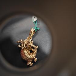 Pendentif crocodile OR 18 articul&eacute;
