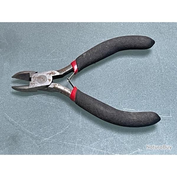 PETITE PINCE COUPANTE DE COTE