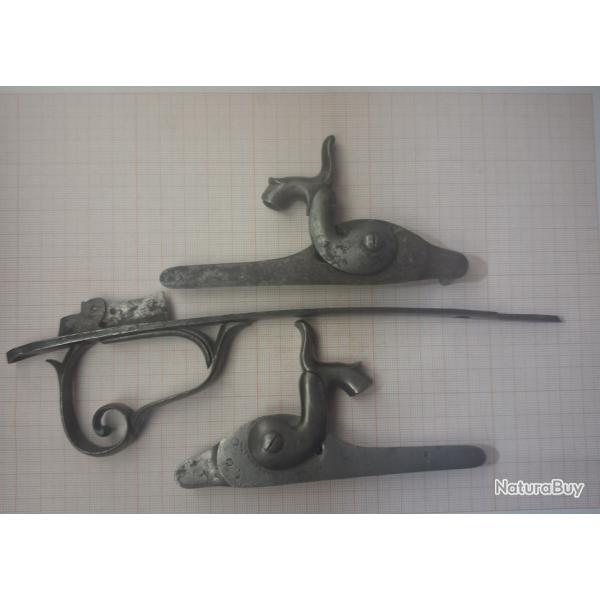Paire de platines  � percussion  avec pontet pour fusil  ou carabine