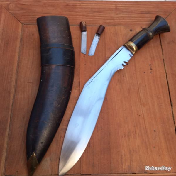 Gros et Solide Couteau KUUKRI avec ses 2 petits Couteaux, Manche en Corne avec tui en Cuir